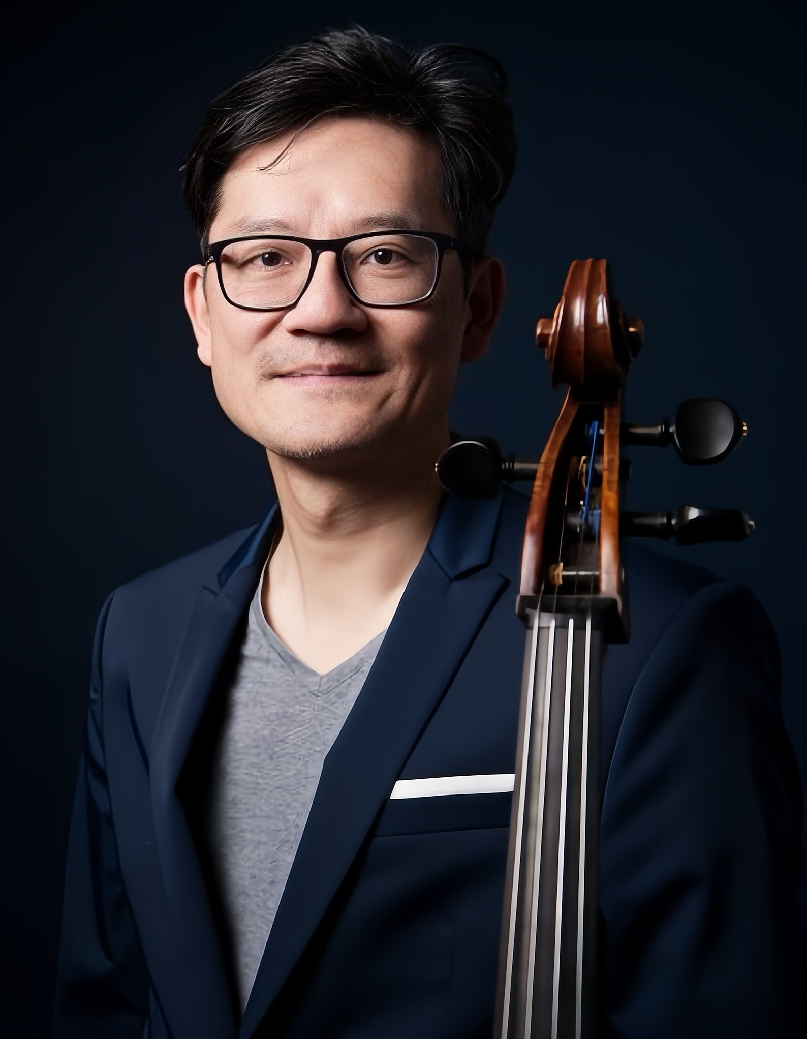 Prof. Wen-Sinn Yang mit Violoncello